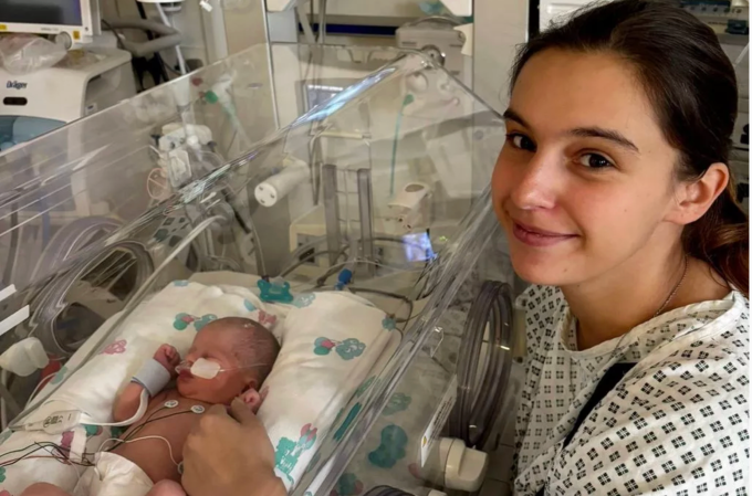 Megan Isherwood cùng con trai Jaxson ở thị trấn Blackburn, hạt Lancashire Blackburn, Anh. Ảnh: Manchester Evening News