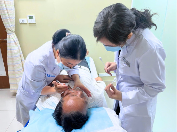 Bác sĩ tiêm botulinum toxin cho một người bệnh. Ảnh: Bệnh viện Đa khoa Tâm Anh