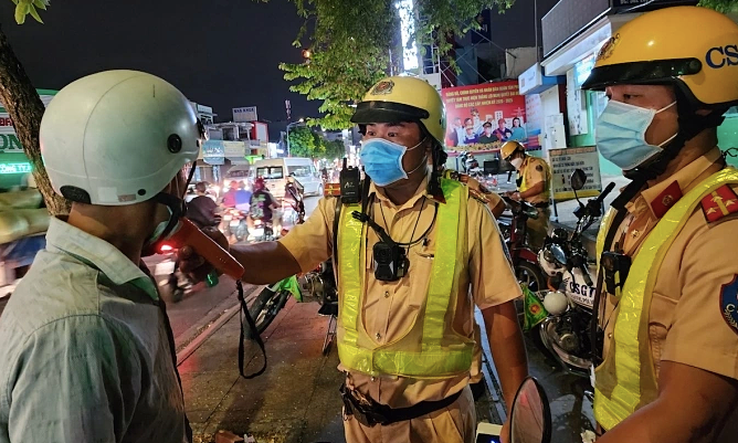 Cảnh sát giao thông kiểm tra nồng độ cồn tài xế. Ảnh: Đình Văn