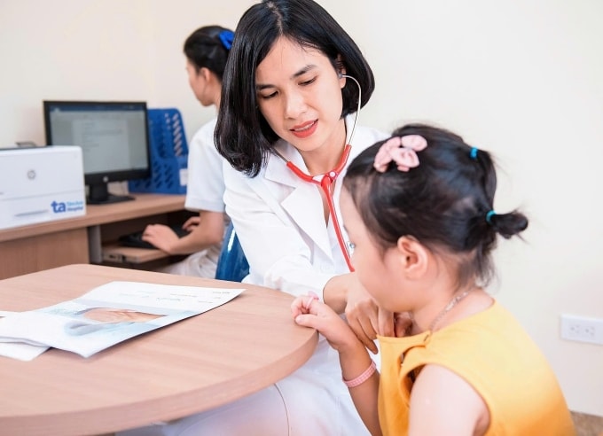 Khi trẻ lớn dần, nhịp tim sẽ giảm xuống theo từng giai đoạn. Ảnh: Bệnh viện Đa khoa Tâm Anh Hà Nội