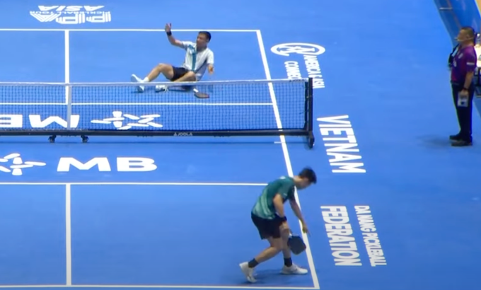 Lý Hoàng Nam quăng vợt ngã xuống sân bất lực khi Trương Vinh Hiển cho rằng pha bóng của anh ra ngoài.