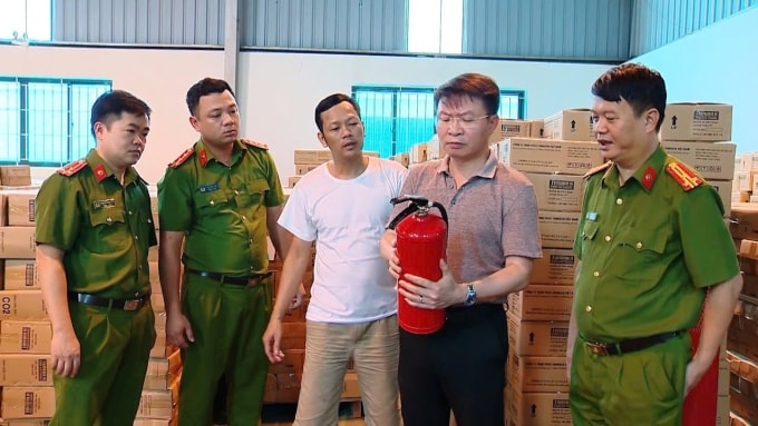Giám đốc Công an tỉnh Phú Thọ kiểm tra tại công ty ở tỉnh Quảng Ninh. Ảnh: Công an cung cấp