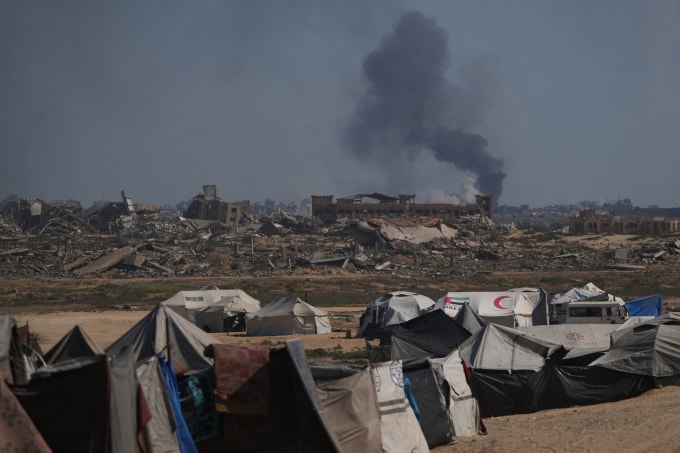 Khói đen bốc lên trời sau một cuộc tấn công quân sự của Israel ở Gaza City ngày 2/10. Ảnh: AP