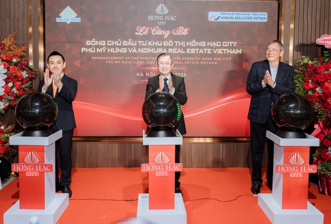 Đại diện Phú Mỹ Hưng (giữa và phải) và Nomura Real Estate Vietnam (trái) trong nghi thức công bố đồng chủ đầu tư Hồng Hạc City và khai trương sàn giao dịch tại Hà Nội. Ảnh: PMH