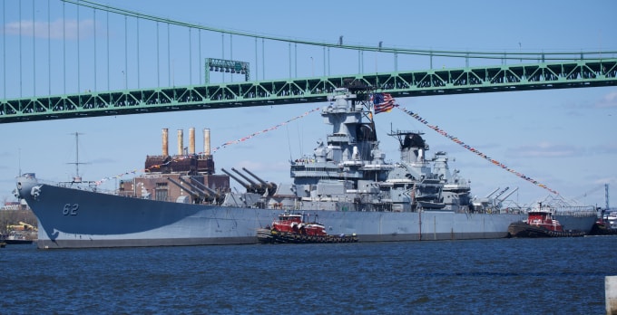 Tàu bảo tàng USS New Jersey được kéo đến nơi bảo dưỡng hồi năm 2024. Ảnh: Wikipedia