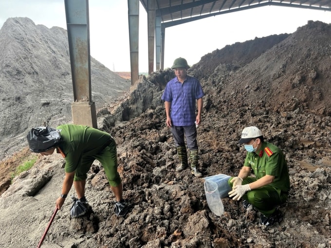 Hiện trường phát hiện chôn lấp chất thải trái phép. Ảnh: Bộ Công an