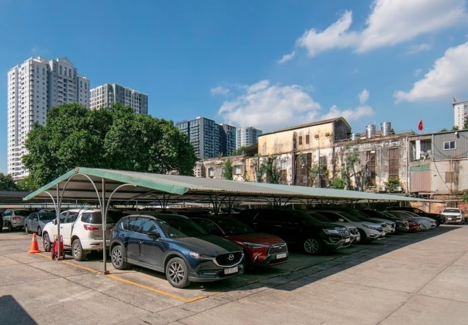 Những bãi đỗ xe cao ráo, không ngập ở Hà Nội luôn trong tình trạng kín chỗ. Ảnh: Việt An