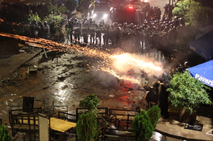 Cảnh sát và người biểu tình Gruzia đụng độ khi đám đông xông vào dinh tổng thống ở Tbilisi ngày 4/10. Ảnh: AFP