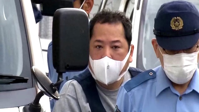 Toshiharu Takeuchi đeo khẩu trang khi bị bắt. Ảnh: iNews