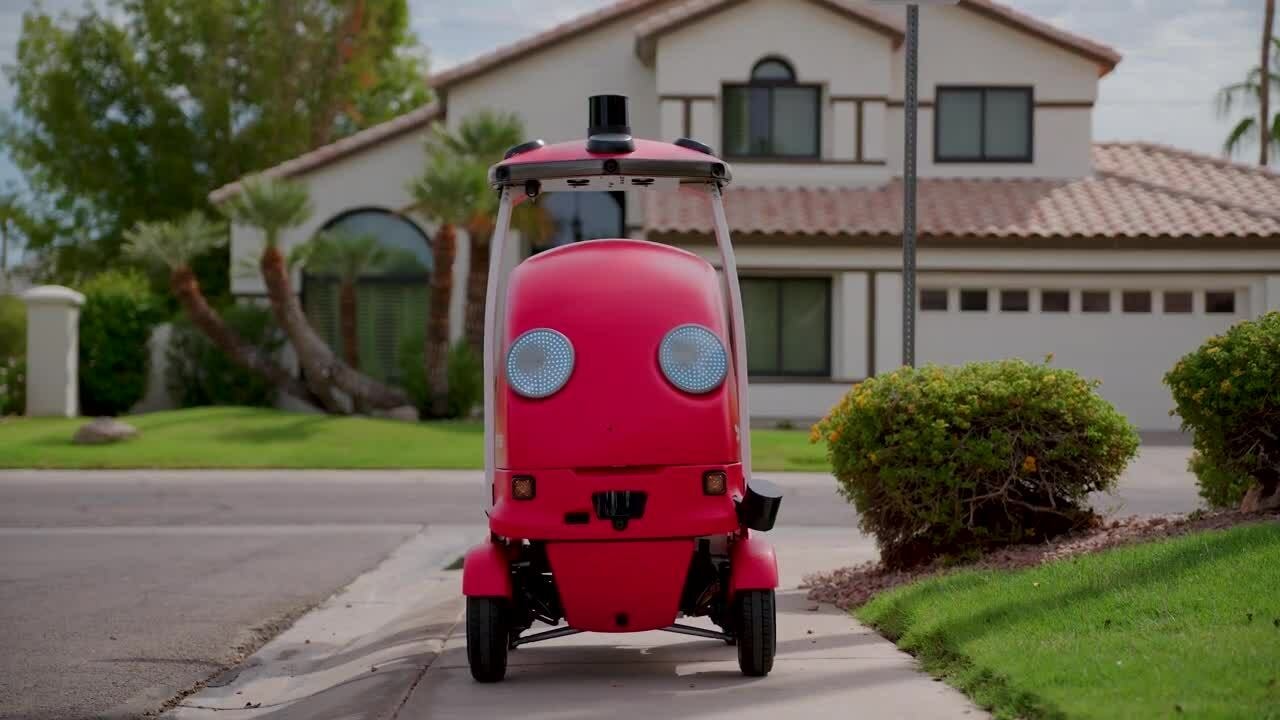 Robot tự đi giao đồ ăn, chạy 32 km/h