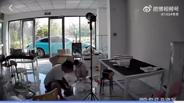 Xe điện Xiaomi tự chạy khi đang đỗ trước cửa nhà