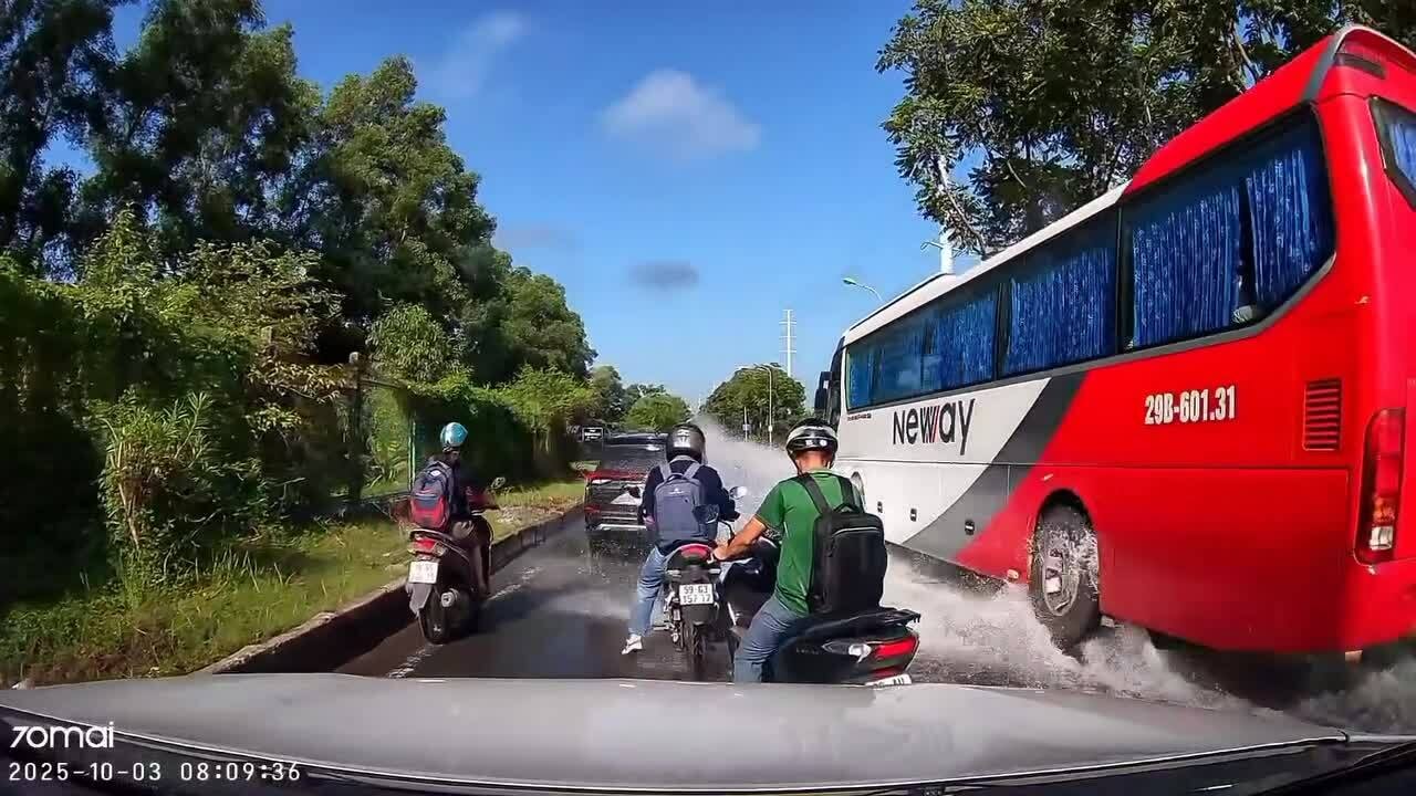 Lái xe hất nước vào đoàn người xếp hàng