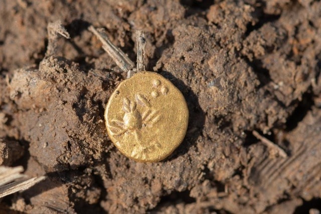 Tìm thấy kho báu chứa toàn tiền vàng, bạc quý giá- Ảnh 1. Tìm thấy kho báu chứa toàn tiền vàng, bạc quý giá- Ảnh 1.