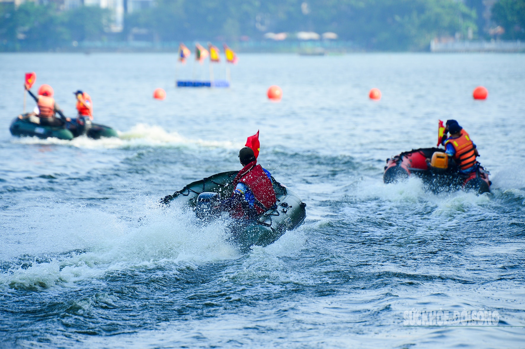 Cờ Tổ quốc tung bay trên sóng nước Hồ Tây- Ảnh 4. Cờ Tổ quốc tung bay trên sóng nước Hồ Tây- Ảnh 4.