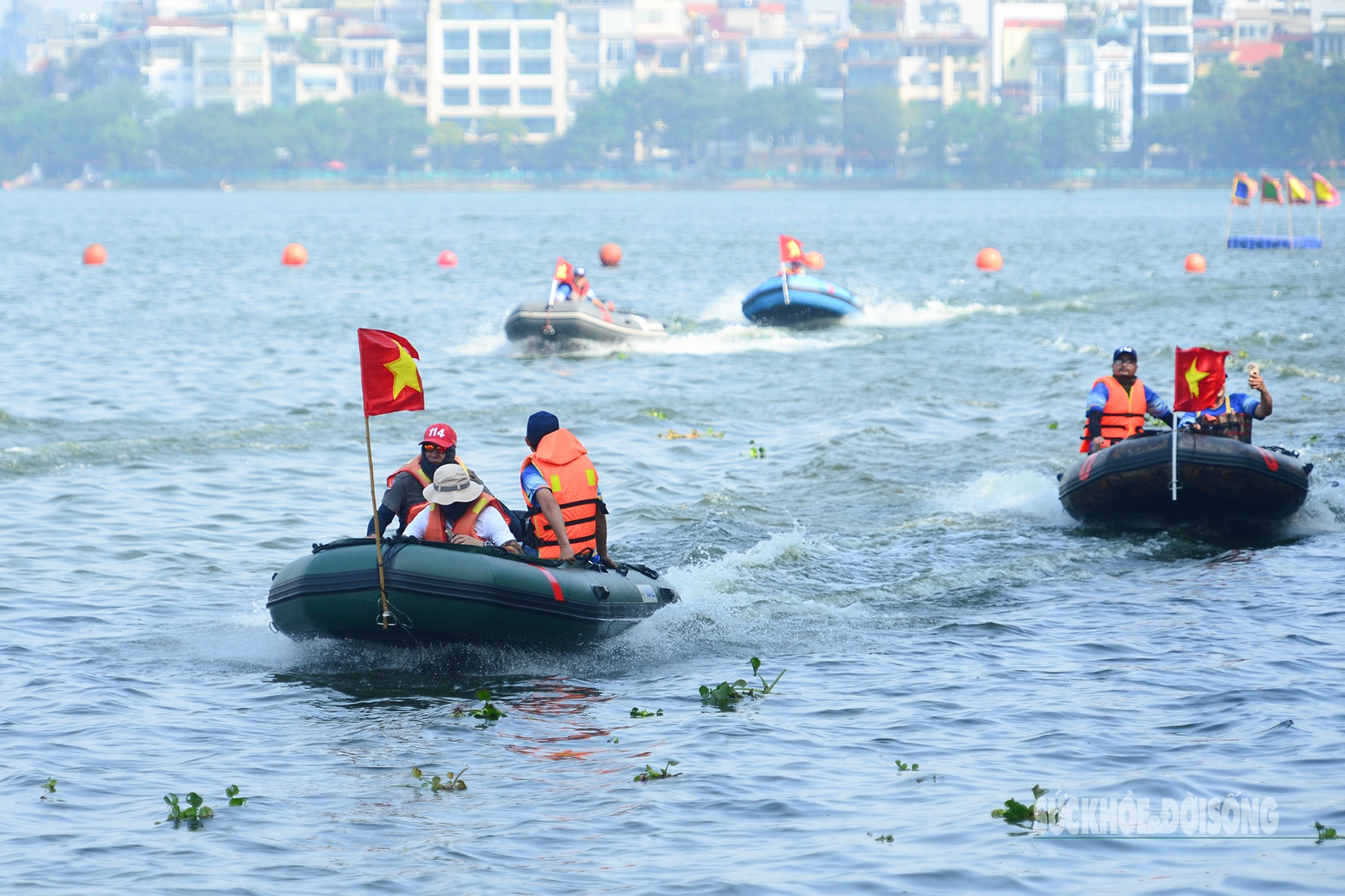 Cờ Tổ quốc tung bay trên sóng nước Hồ Tây- Ảnh 6. Cờ Tổ quốc tung bay trên sóng nước Hồ Tây- Ảnh 6.