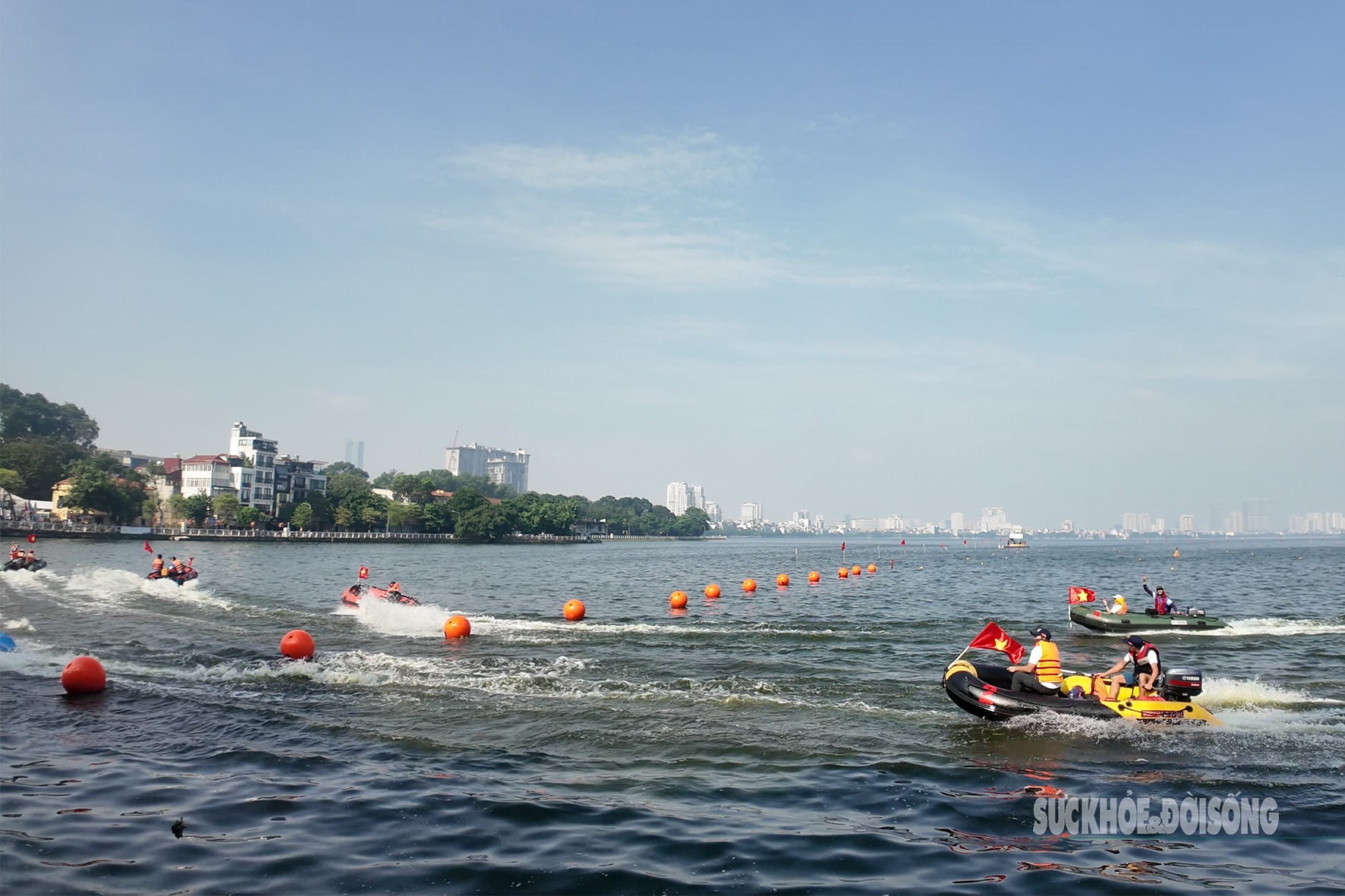 Cờ Tổ quốc tung bay trên sóng nước Hồ Tây- Ảnh 2. Cờ Tổ quốc tung bay trên sóng nước Hồ Tây- Ảnh 2.