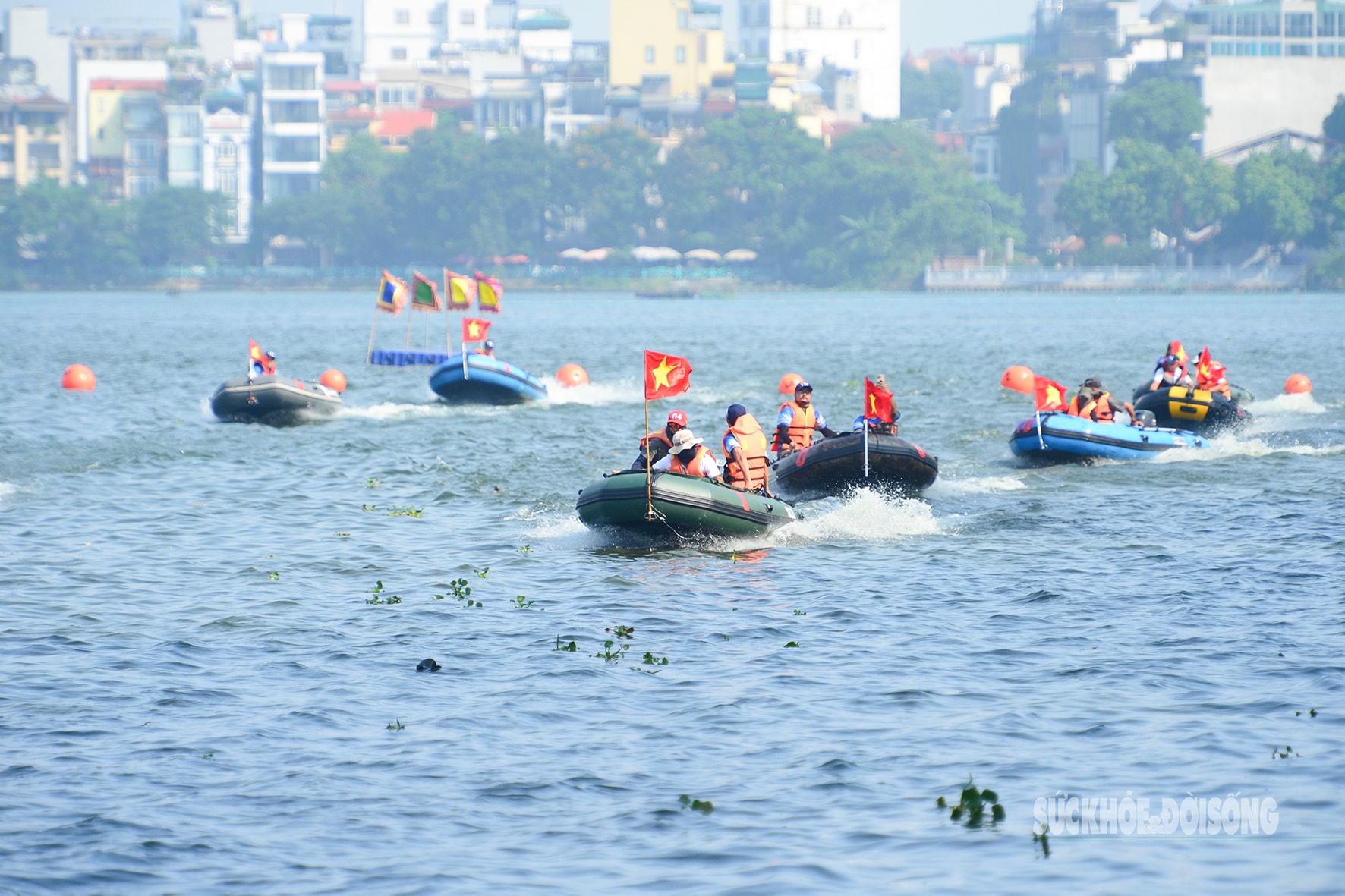 Cờ Tổ quốc tung bay trên sóng nước Hồ Tây- Ảnh 1. Cờ Tổ quốc tung bay trên sóng nước Hồ Tây- Ảnh 1.