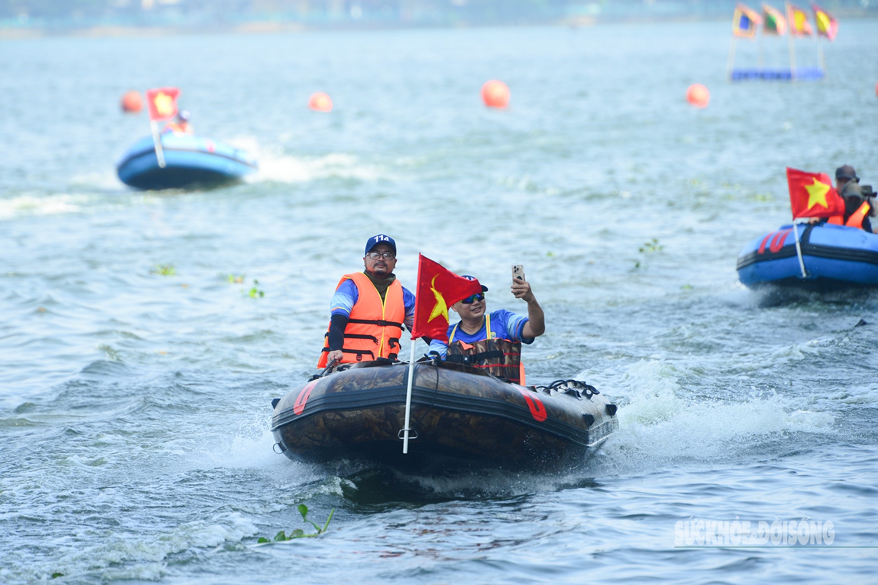 Cờ Tổ quốc tung bay trên sóng nước Hồ Tây- Ảnh 7. Cờ Tổ quốc tung bay trên sóng nước Hồ Tây- Ảnh 7.