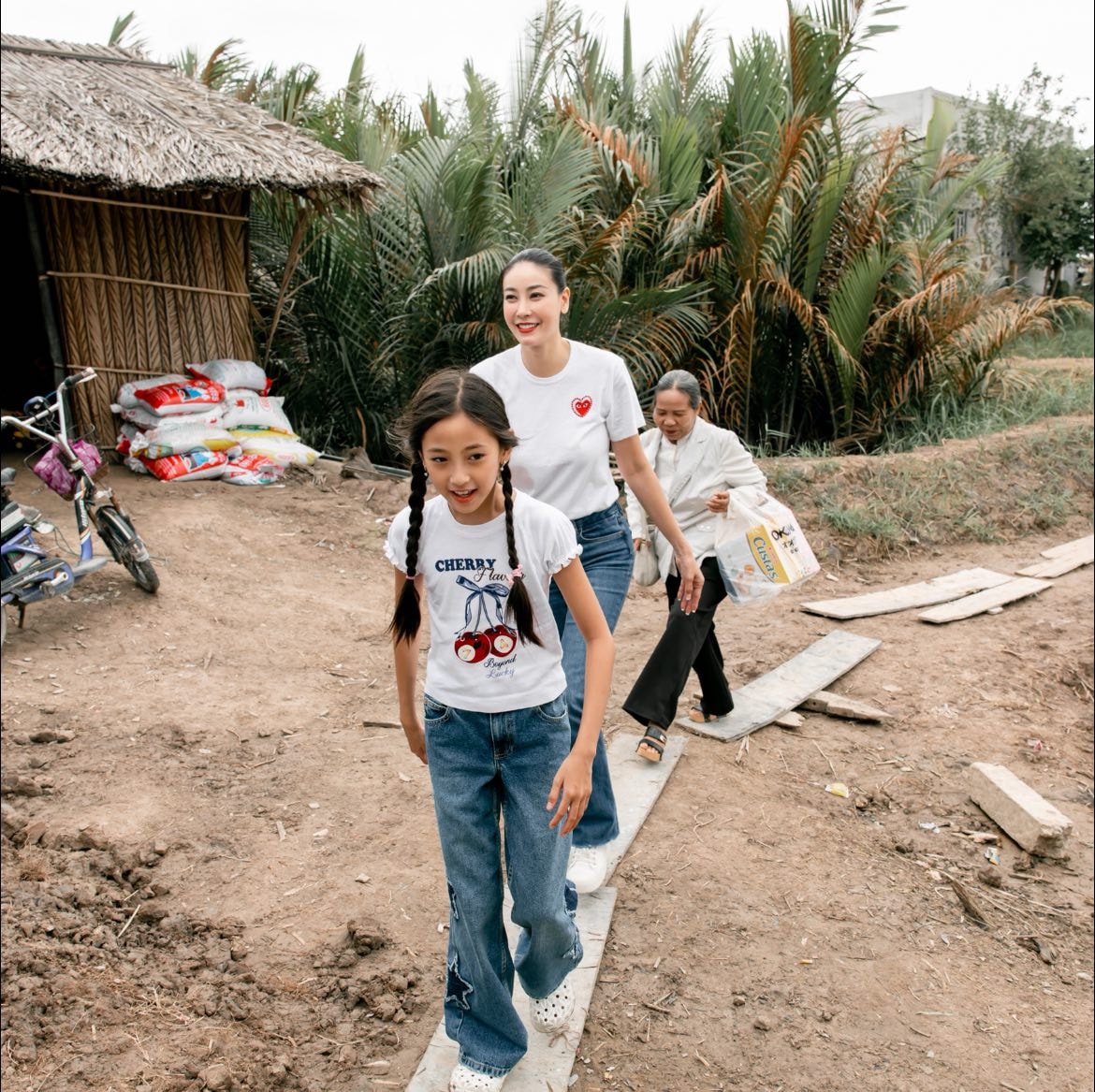 Con gái Hà Kiều Anh làm thiện nguyện với mẹ, nhan sắc và thần thái gây ngỡ ngàng- Ảnh 1. Con gái Hà Kiều Anh làm thiện nguyện với mẹ, nhan sắc và thần thái gây ngỡ ngàng- Ảnh 1.