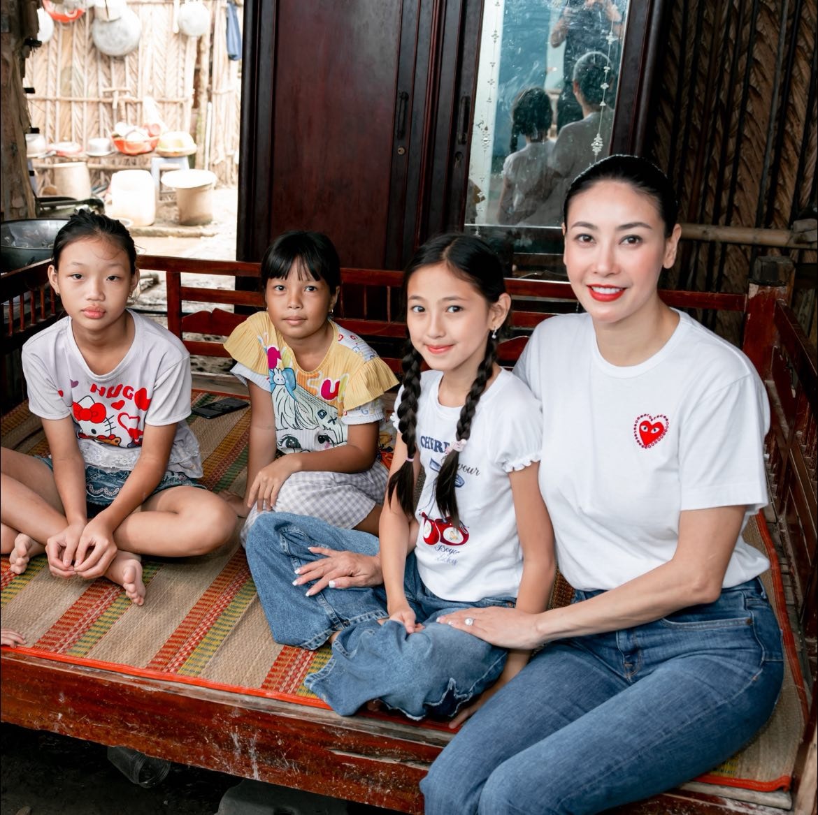 Con gái Hà Kiều Anh làm thiện nguyện với mẹ, nhan sắc và thần thái gây ngỡ ngàng- Ảnh 2. Con gái Hà Kiều Anh làm thiện nguyện với mẹ, nhan sắc và thần thái gây ngỡ ngàng- Ảnh 2.