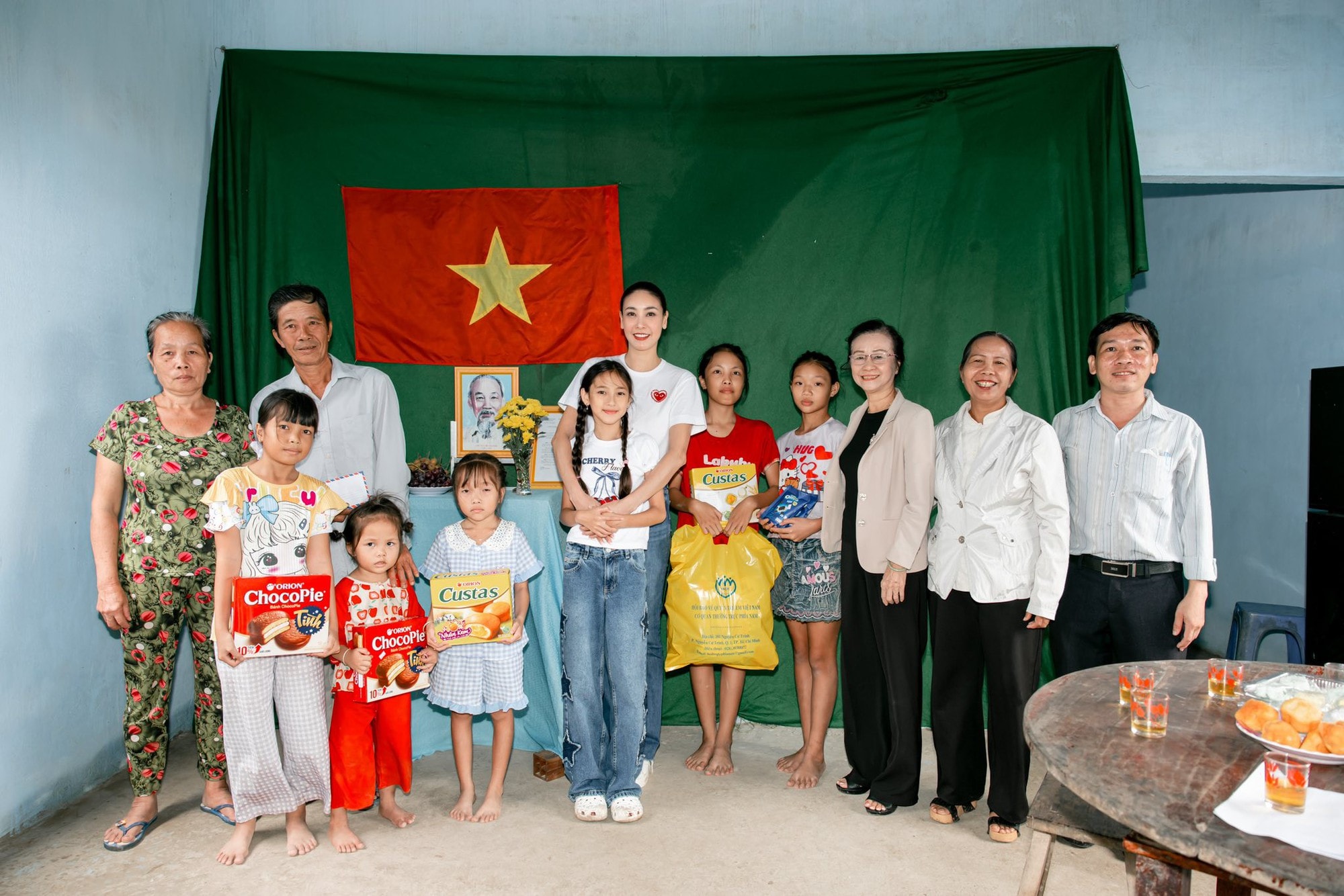 Con gái Hà Kiều Anh làm thiện nguyện với mẹ, nhan sắc và thần thái gây ngỡ ngàng- Ảnh 3. Con gái Hà Kiều Anh làm thiện nguyện với mẹ, nhan sắc và thần thái gây ngỡ ngàng- Ảnh 3.