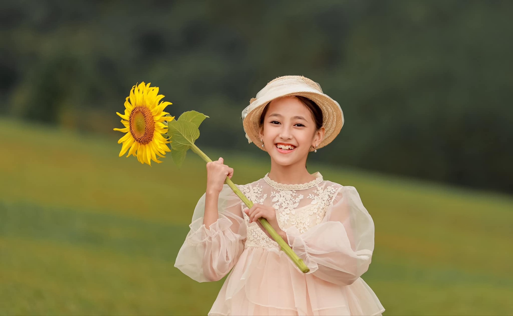 Con gái Hà Kiều Anh làm thiện nguyện với mẹ, nhan sắc và thần thái gây ngỡ ngàng- Ảnh 8. Con gái Hà Kiều Anh làm thiện nguyện với mẹ, nhan sắc và thần thái gây ngỡ ngàng- Ảnh 8.