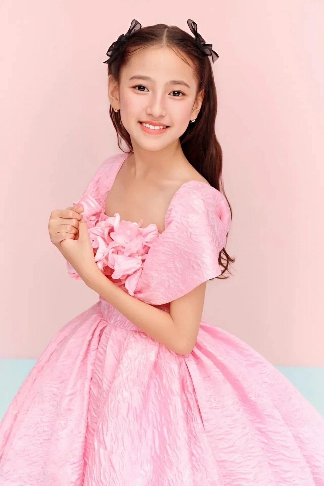 Con gái Hà Kiều Anh làm thiện nguyện với mẹ, nhan sắc và thần thái gây ngỡ ngàng- Ảnh 7. Con gái Hà Kiều Anh làm thiện nguyện với mẹ, nhan sắc và thần thái gây ngỡ ngàng- Ảnh 7.