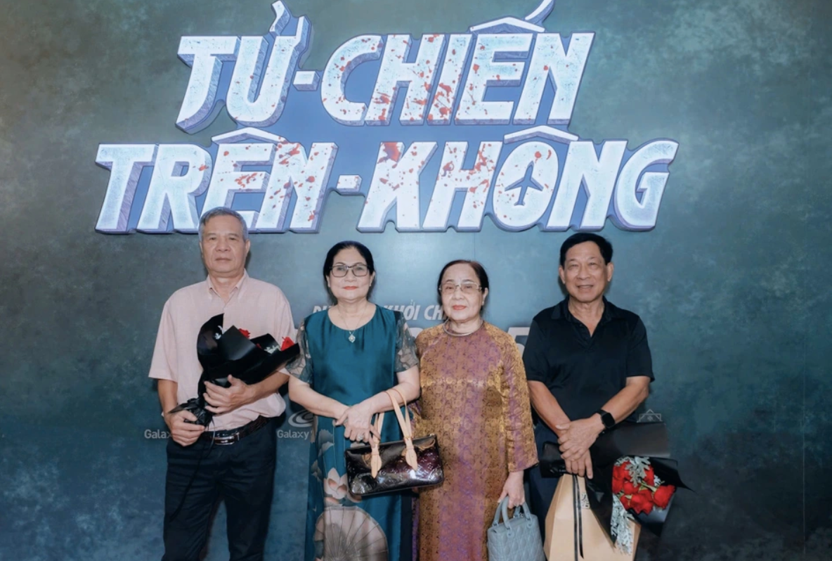 Cơ trưởng Phạm Trung Nam, hai cựu tiếp viên Huỳnh Thu Cúc và Ngô Kim Thanh, hoa tiêu Nguyễn Văn Hương trong buổi công chiếu phim.