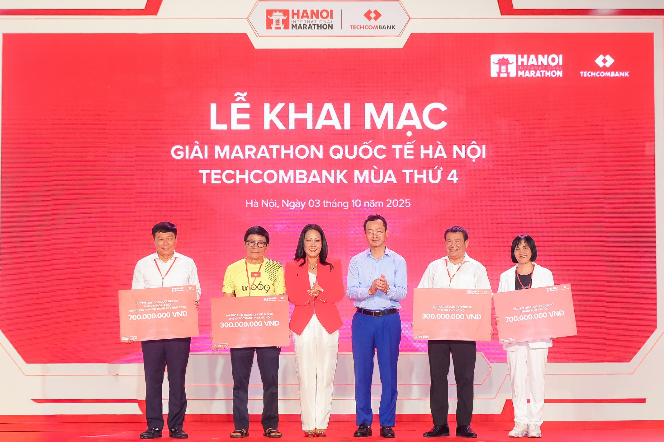 Tại lễ khai mạc, Techcombank trao tặng 2 tỷ đồng tài trợ Quỹ “Vì người nghèo” TP Hà Nội xây dựng nhà đại đoàn kết, Quỹ Bảo trợ trẻ em TP Hà Nội, Liên đoàn bóng rổ và liên đoàn xe đạp, mô tô thể thao TP Hà Nội.