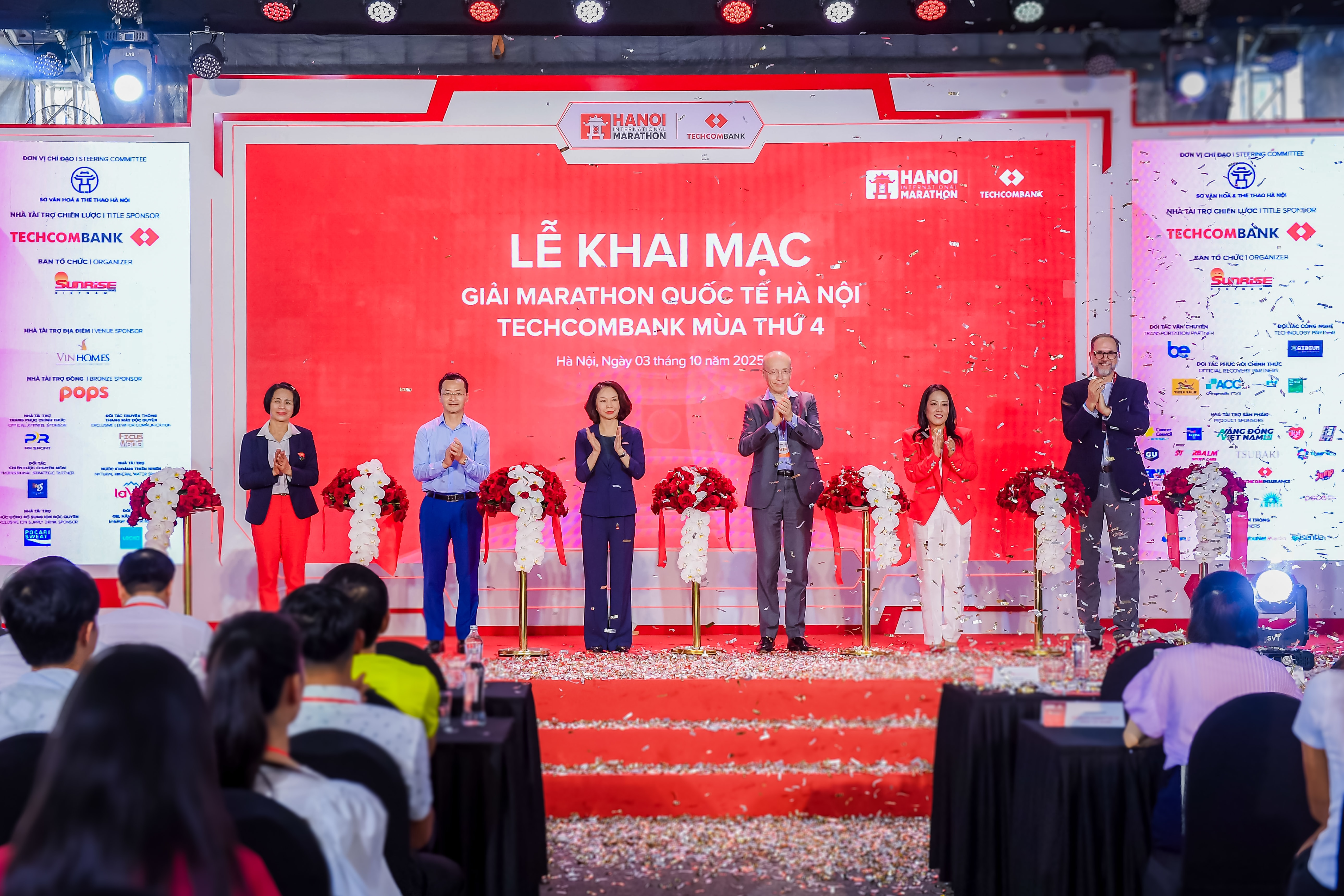 Lễ khai mạc Giải Marathon Quốc tế Hà Nội Techcombank Mùa thứ 4 đánh dấu sự trở lại của giải chạy biểu trưng của Thủ đô.