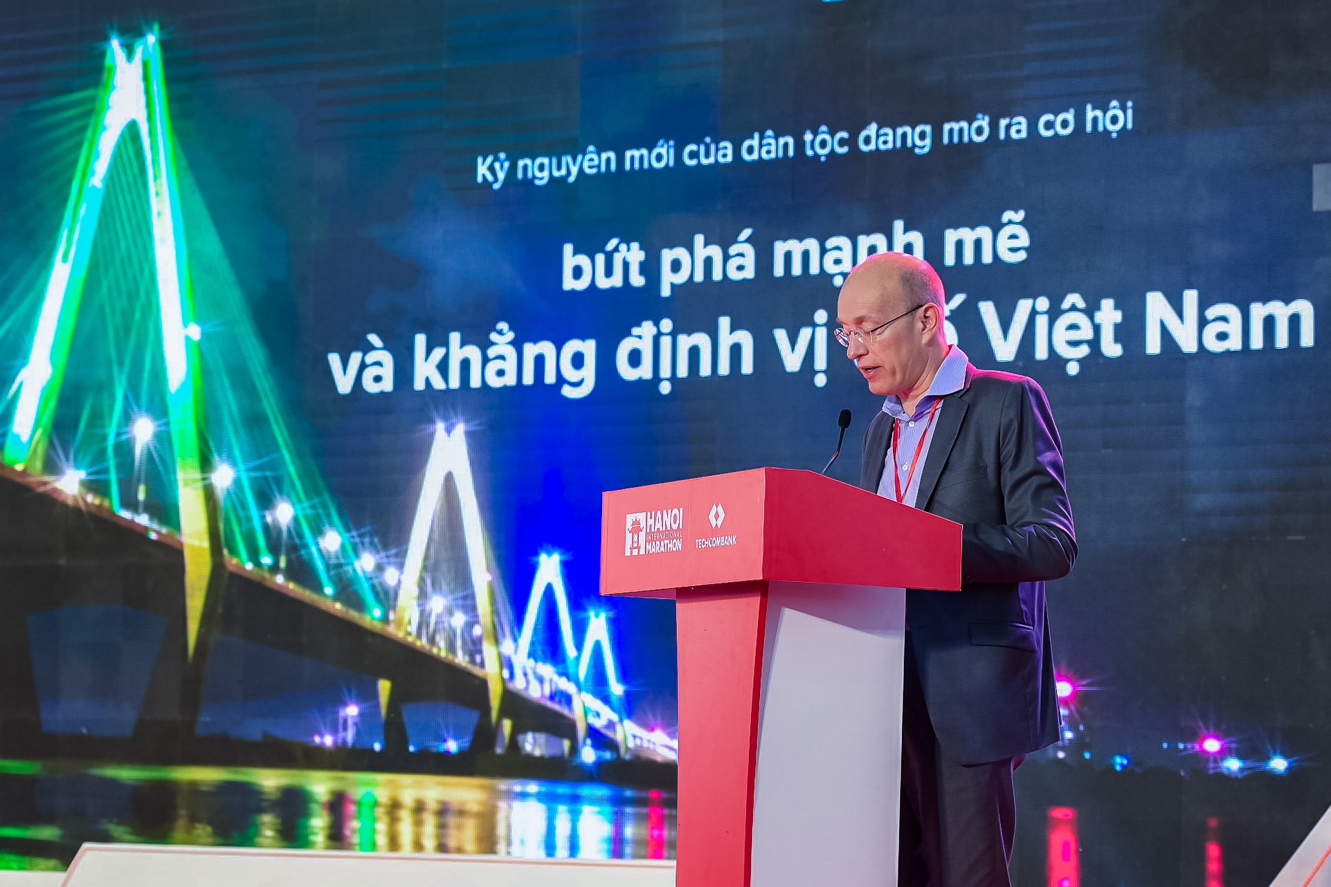 Ông Jens Lottner - Tổng Giám đốc Techcombank - phát biểu tại Lễ Khai mạc Giải Marathon Quốc tế Hà Nội Techcombank mùa 4.