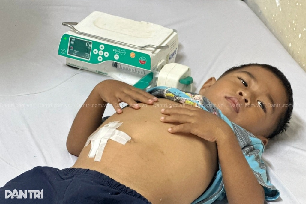 Cậu bé mắc bệnh hiểm nghèo: Con sợ kim tiêm, con sợ đau lắm mẹ ơi! - 2 Cậu bé mắc bệnh hiểm nghèo: Con sợ kim tiêm, con sợ đau lắm mẹ ơi! - 2