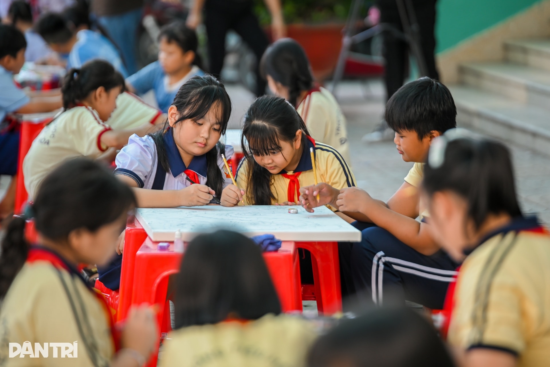 Gần 200 họa sĩ nhí khoe tài vẽ tranh chào Lễ hội Nghinh Ông Cần Giờ - 2