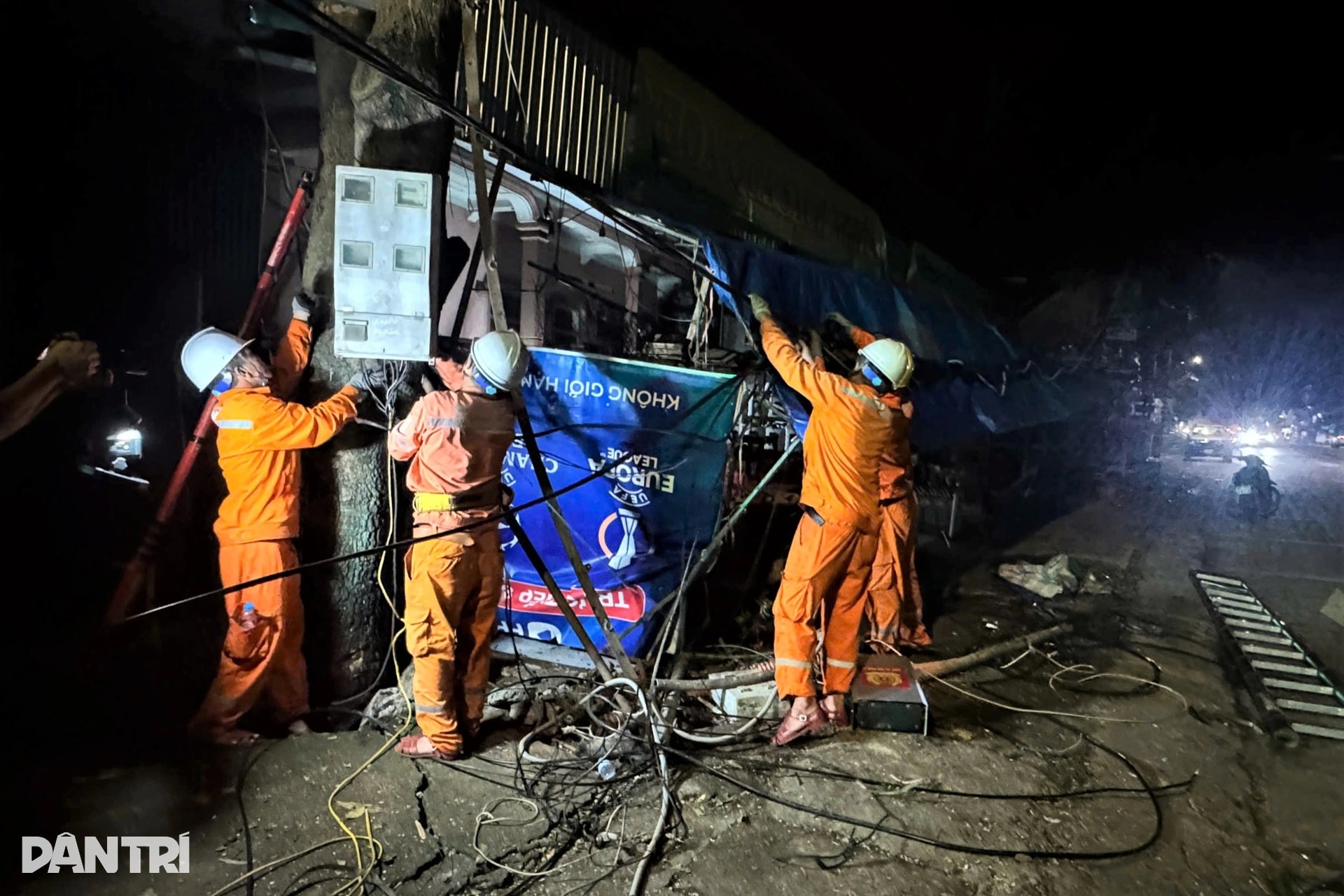 Những người nhện áo cam làm việc ngày đêm dọc miền Trung mùa mưa bão - 10 Những người nhện áo cam làm việc ngày đêm dọc miền Trung mùa mưa bão - 10