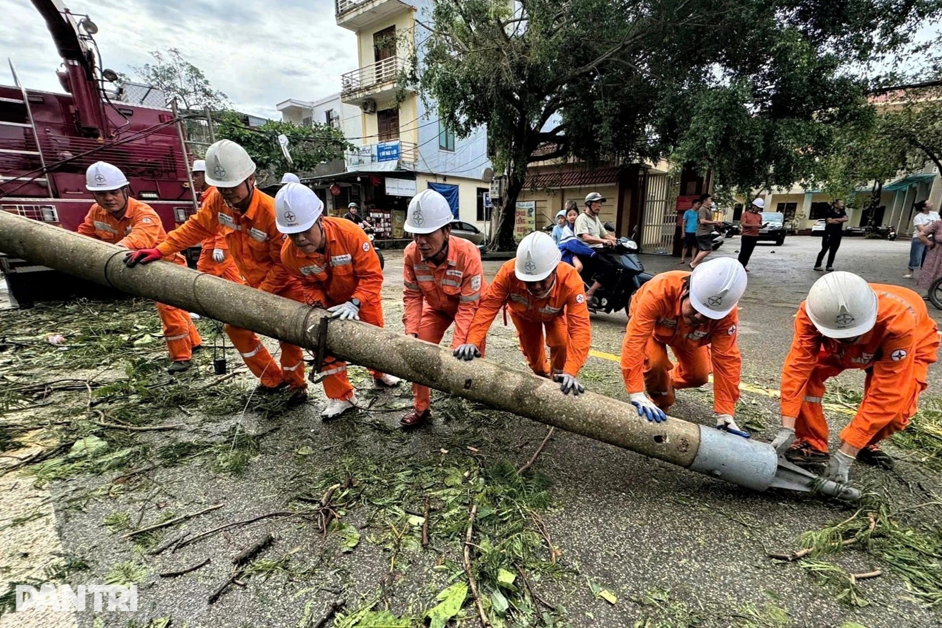 Những người nhện áo cam làm việc ngày đêm dọc miền Trung mùa mưa bão - 8 Những người nhện áo cam làm việc ngày đêm dọc miền Trung mùa mưa bão - 8