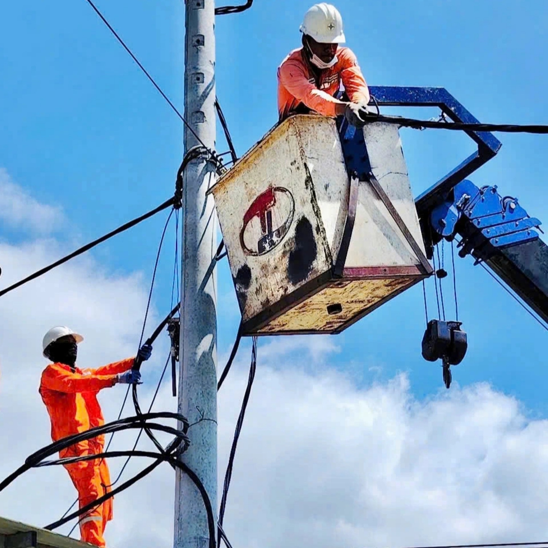 Những người nhện áo cam làm việc ngày đêm dọc miền Trung mùa mưa bão - 4 Những người nhện áo cam làm việc ngày đêm dọc miền Trung mùa mưa bão - 4
