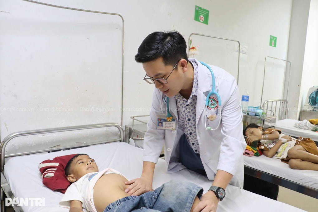 Cậu bé mắc bệnh hiểm nghèo: Con sợ kim tiêm, con sợ đau lắm mẹ ơi! - 4 Cậu bé mắc bệnh hiểm nghèo: Con sợ kim tiêm, con sợ đau lắm mẹ ơi! - 4
