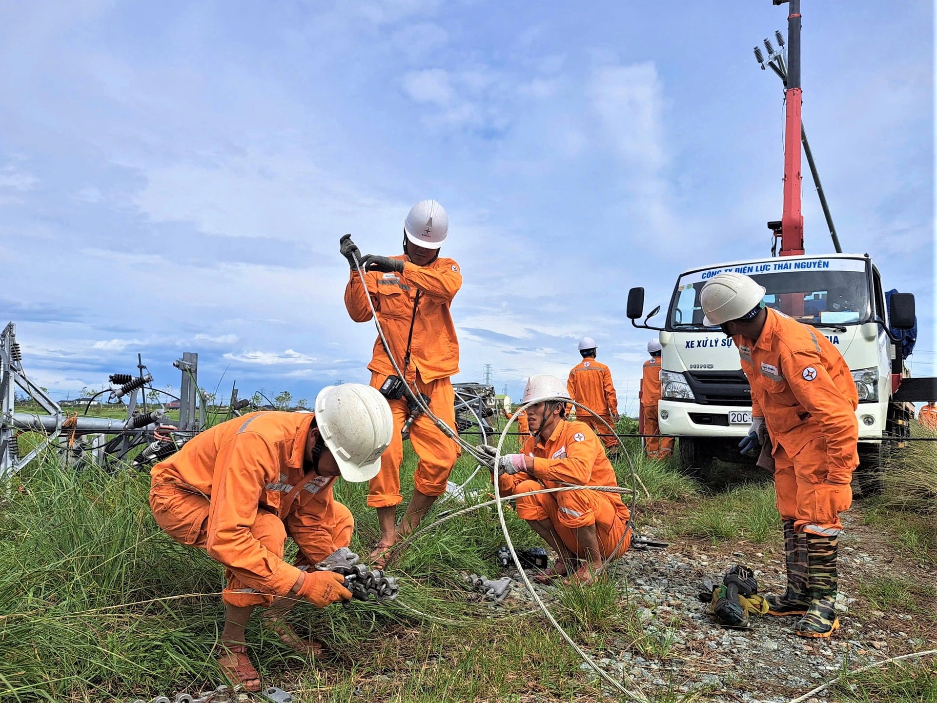 Những người nhện áo cam làm việc ngày đêm dọc miền Trung mùa mưa bão - 3 Những người nhện áo cam làm việc ngày đêm dọc miền Trung mùa mưa bão - 3