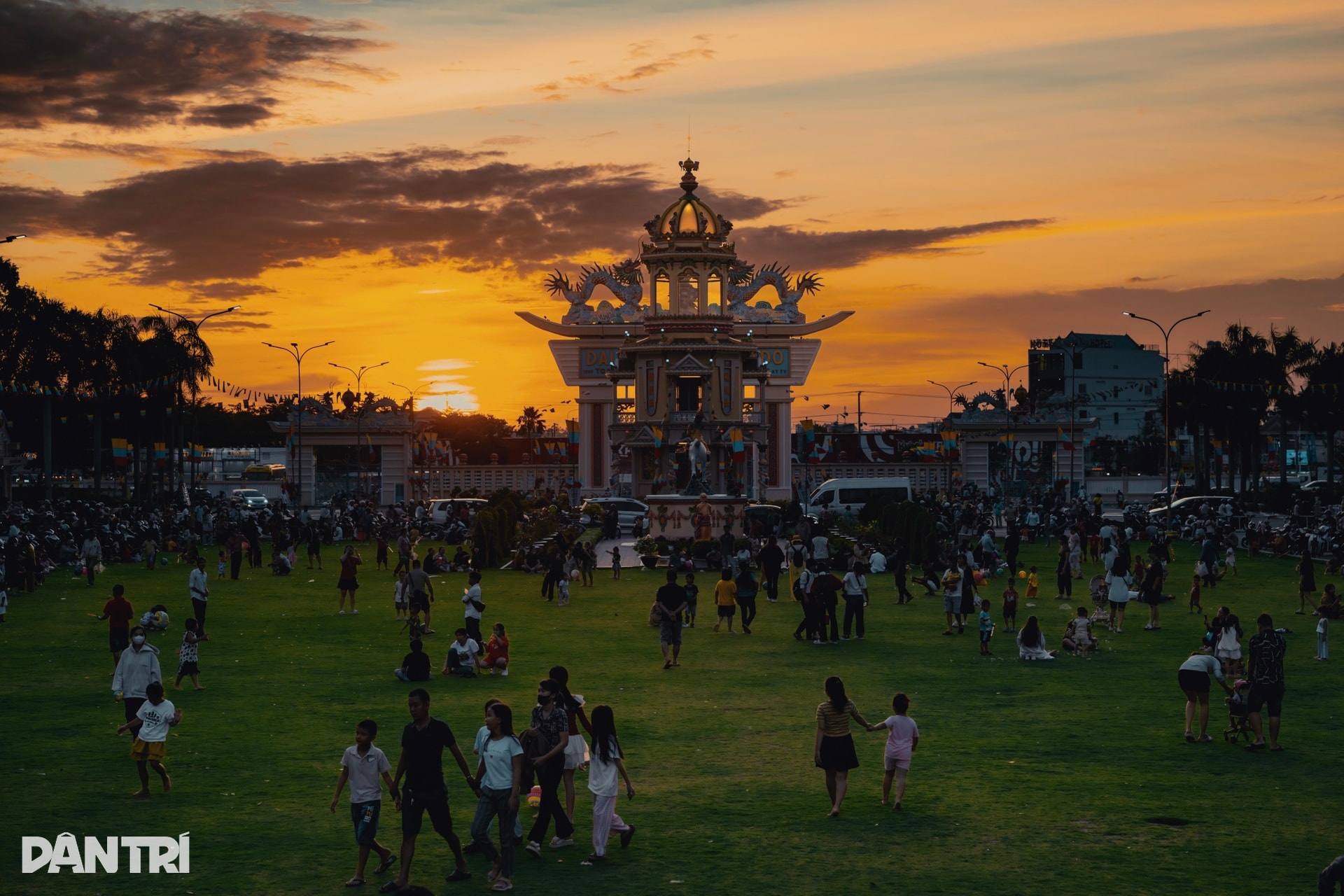 Biển người về Tòa Thánh Tây Ninh dự đại lễ 100 năm Hội yến Diêu Trì Cung - 12 Biển người về Tòa Thánh Tây Ninh dự đại lễ 100 năm Hội yến Diêu Trì Cung - 12