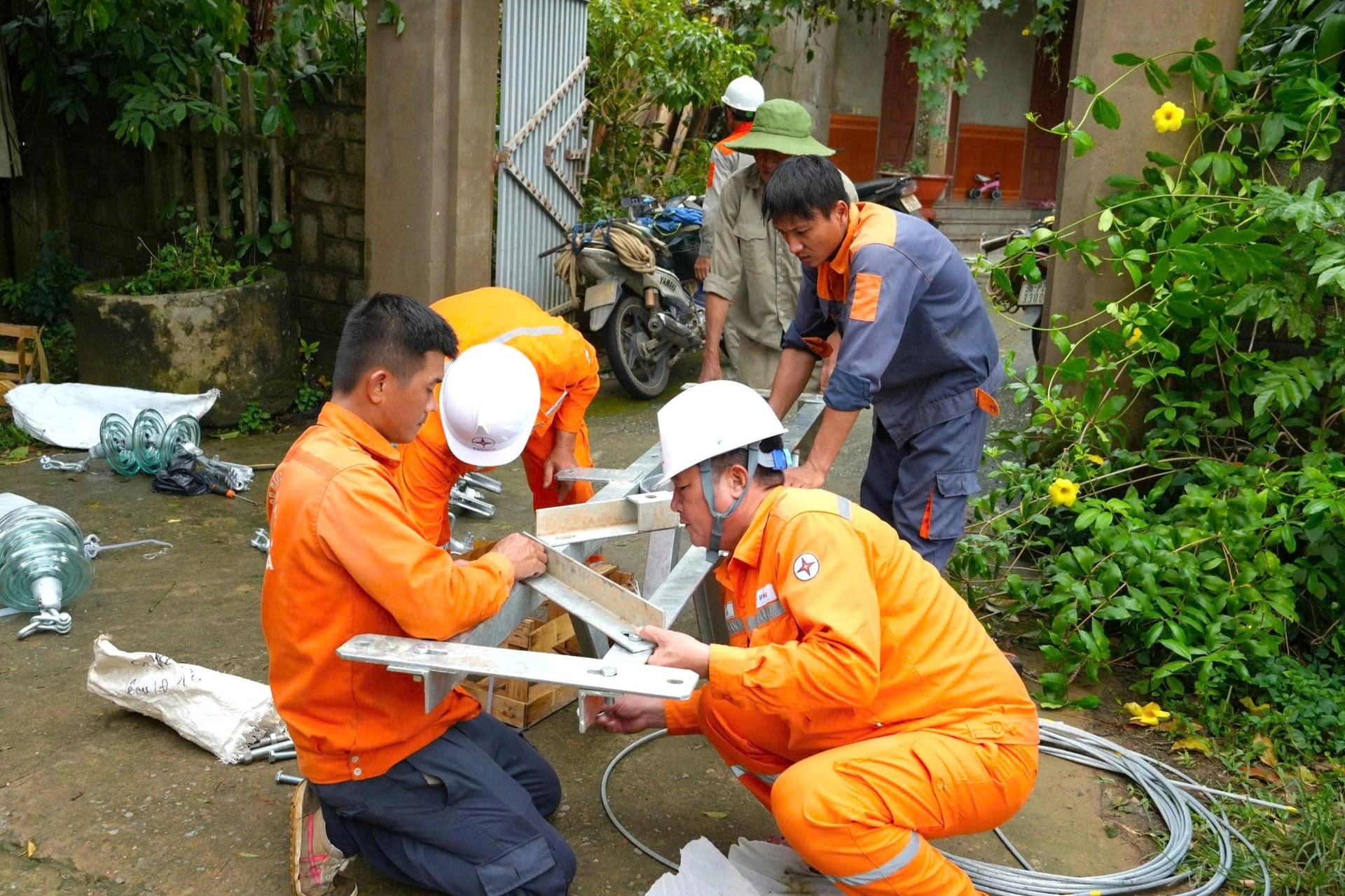 Những người nhện áo cam làm việc ngày đêm dọc miền Trung mùa mưa bão - 12 Những người nhện áo cam làm việc ngày đêm dọc miền Trung mùa mưa bão - 12