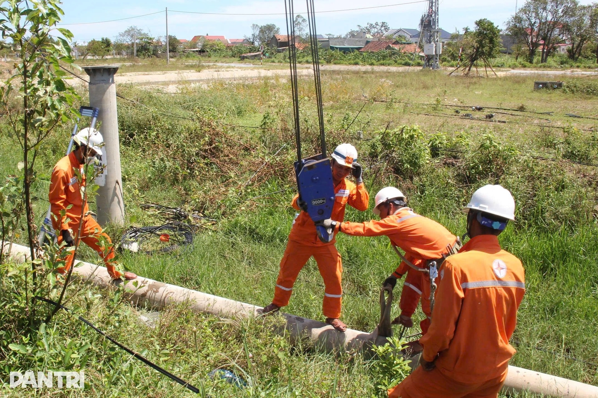 Những người nhện áo cam làm việc ngày đêm dọc miền Trung mùa mưa bão - 6 Những người nhện áo cam làm việc ngày đêm dọc miền Trung mùa mưa bão - 6