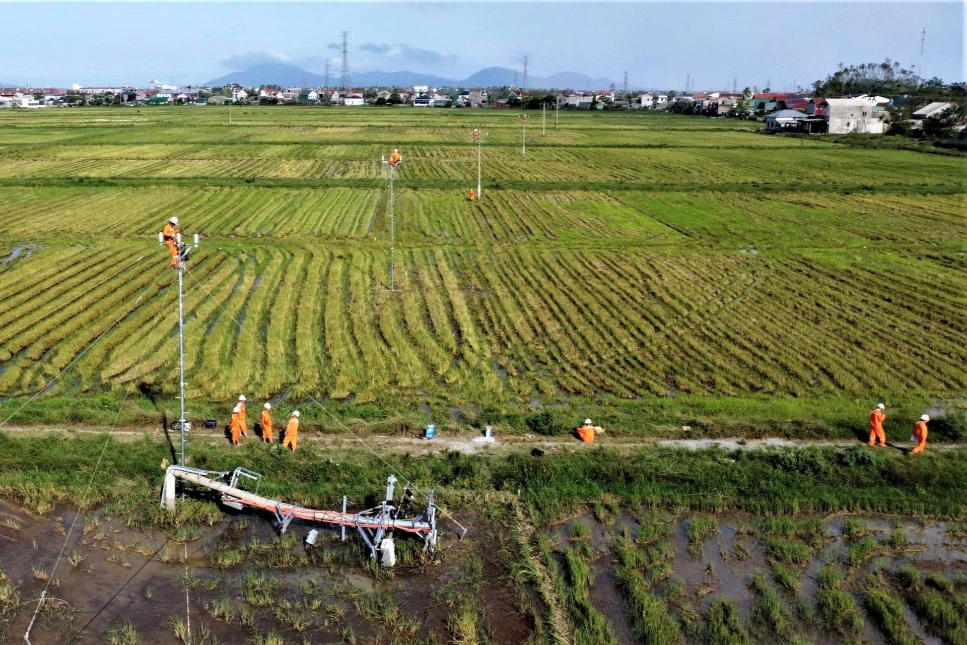 Những người nhện áo cam làm việc ngày đêm dọc miền Trung mùa mưa bão - 1 Những người nhện áo cam làm việc ngày đêm dọc miền Trung mùa mưa bão - 1