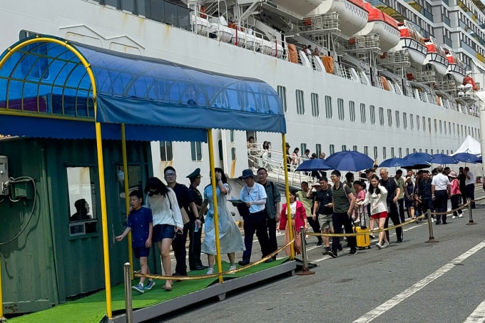 Du khách làm thủ tục trước khi di chuyển bằng ôtô vào tham quan thành phố. Ảnh: Như Phong