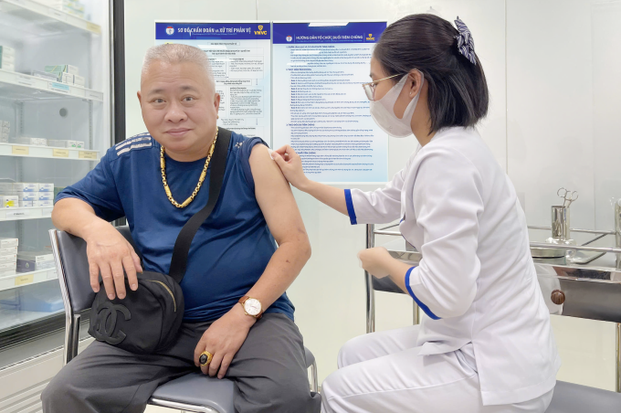 Ông Cao Anh Tý, 53 tuổi, ở phường Thành Vinh, Nghệ An tiêm vaccine uốn ván tại Trung tâm tiêm chủng VNVC Vinh do bị thương ở chân khi dọn nhà sau bão, phải khâu 4 mũi. Ảnh: Mộc Thảo