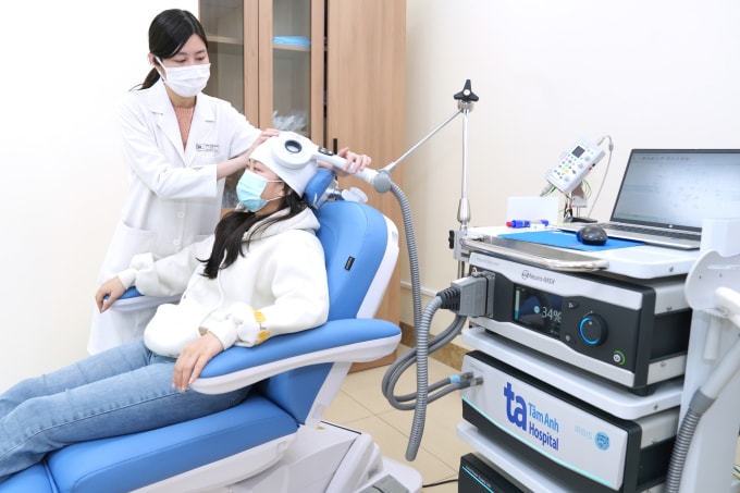 Bác sĩ khoa Thần kinh Đột quỵ dùng hệ thống kích thích từ trường xuyên sọ điều trị cho người bệnh. Ảnh minh họa: Bệnh viện Đa khoa Tâm Anh