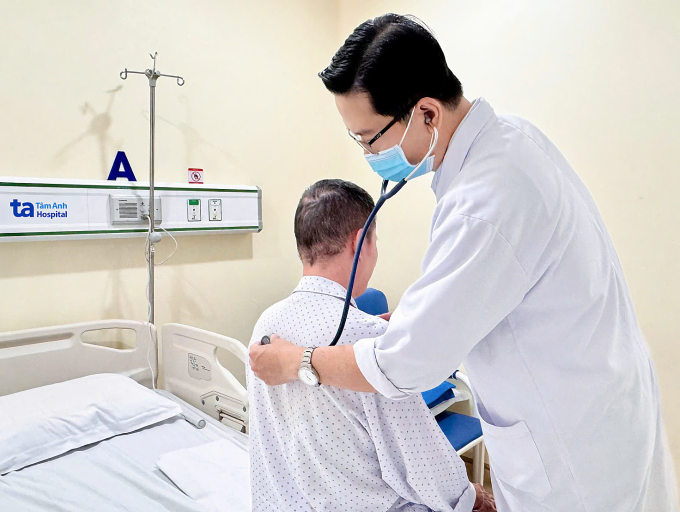 Bác sĩ Thanh Phong khám cho ông Phú trước khi xuất viện. Ảnh: Bệnh viện Đa khoa Tâm Anh