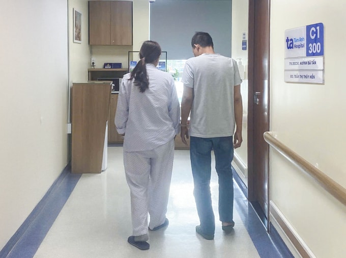 Chị Thanh và chồng đi lại ở hành lang bệnh viện sau phẫu thuật Ảnh: Bệnh viện cung cấp