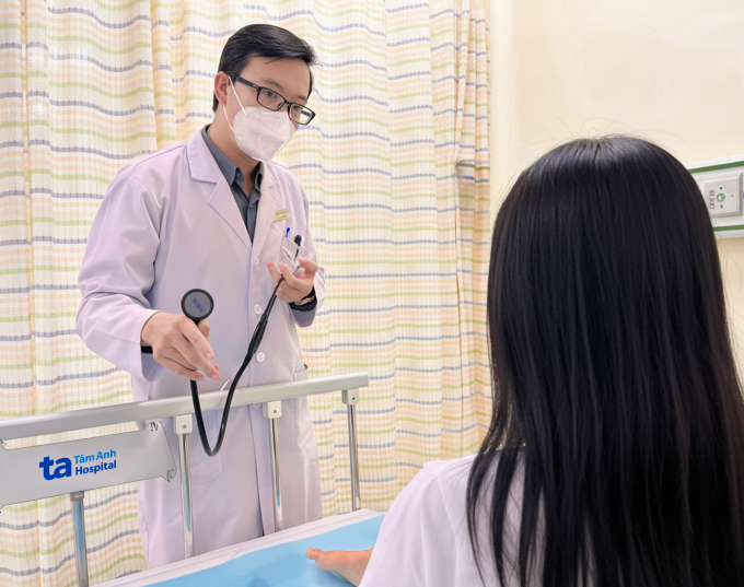 Bác sĩ Thiện tư vấn cho người nhà bệnh nhi. Ảnh: Bệnh viện Đa khoa Tâm Anh
