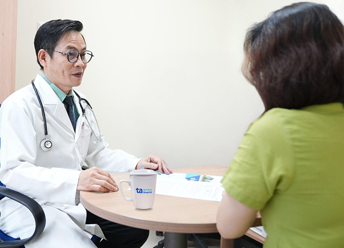 Bác sĩ Thành tư vấn cho người bệnh. Ảnh minh họa: Bệnh viện Đa khoa Tâm Anh