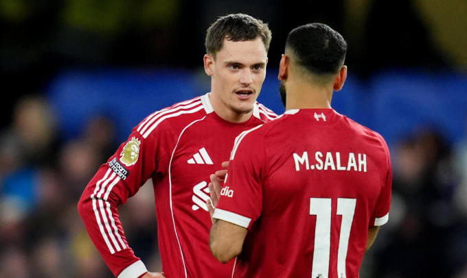 Florian Wirtz và Mohamed Salah trò chuyện trong trận Liverpool thua Chelsea 1-2 ở vòng 7 Ngoại hạng Anh trên sân Stamford Bridge, London, Anh ngày 4/10/2025. Ảnh: PA